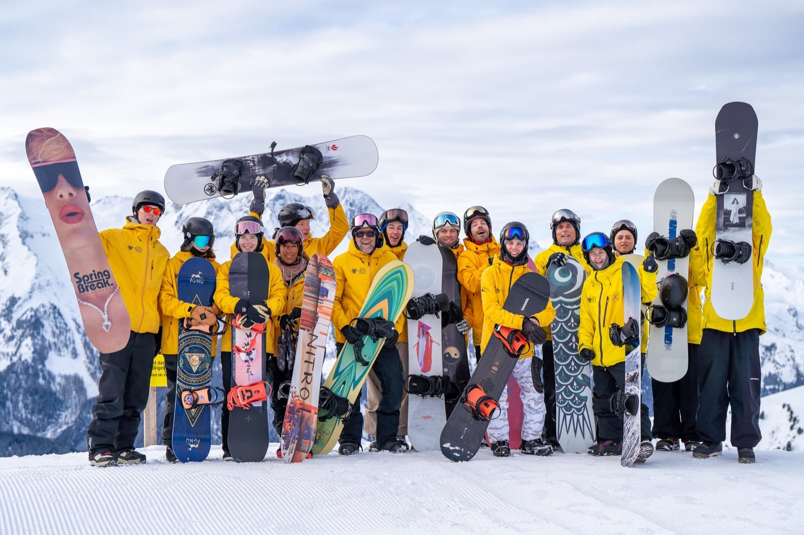 Snowboard-Gruppe im Schnee